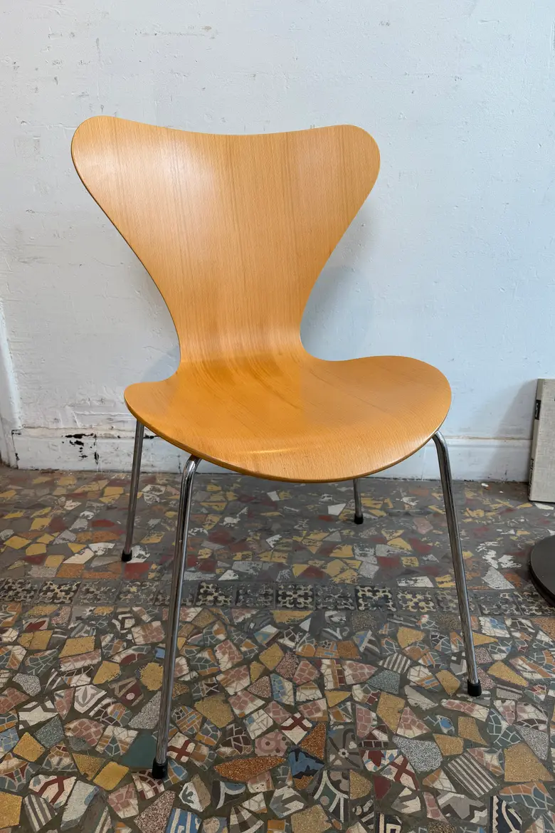 Chaises Fritz Hansen — design Arne Jacobsen