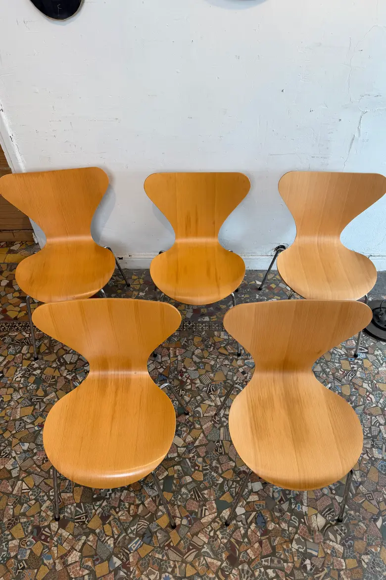Chaises Fritz Hansen — design Arne Jacobsen