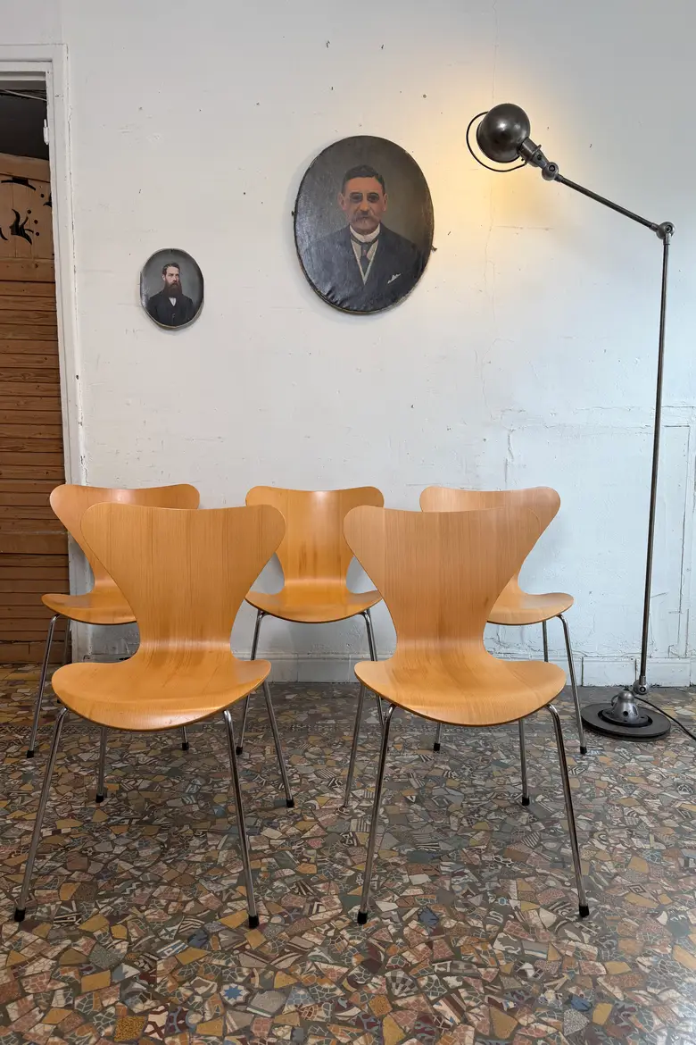 Chaises Fritz Hansen — design Arne Jacobsen