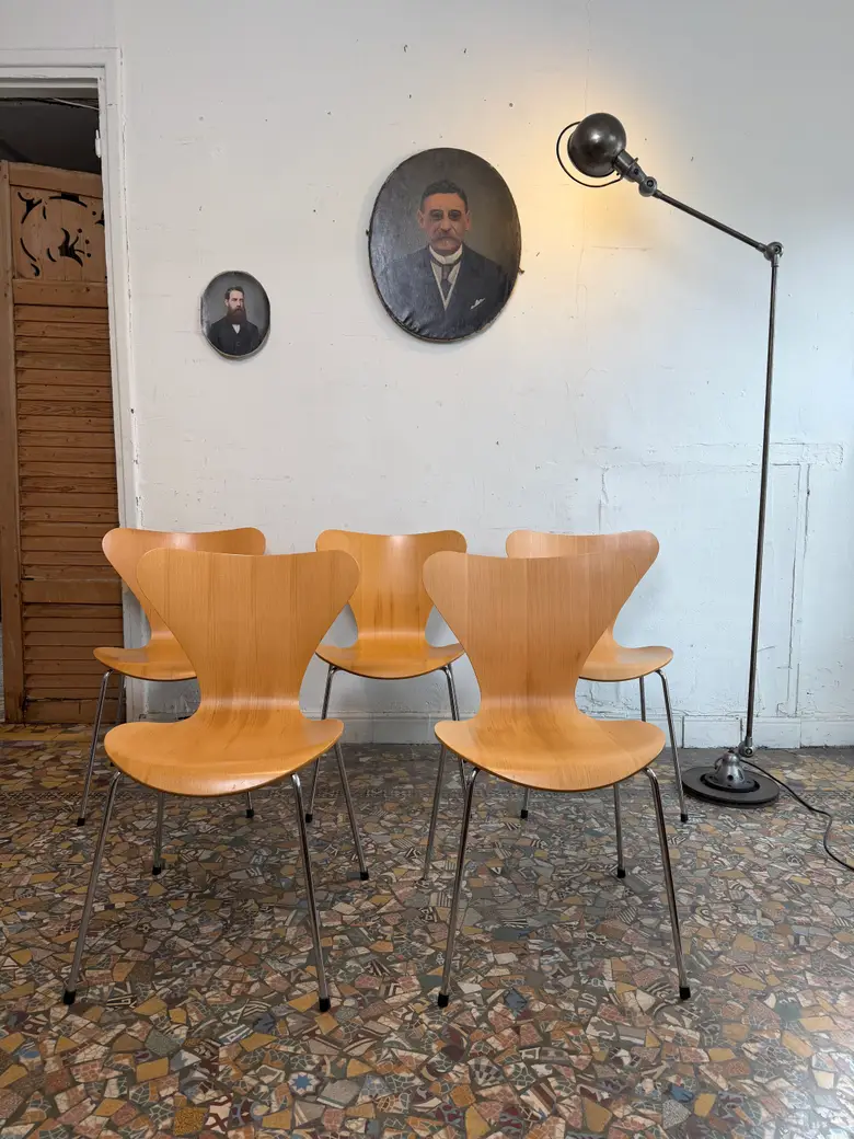 Chaises Fritz Hansen — design Arne Jacobsen