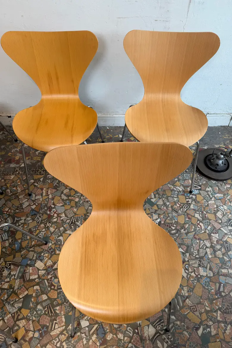Chaises Fritz Hansen — design Arne Jacobsen
