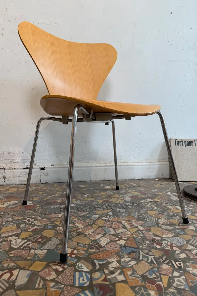 Chaises Fritz Hansen — design Arne Jacobsen