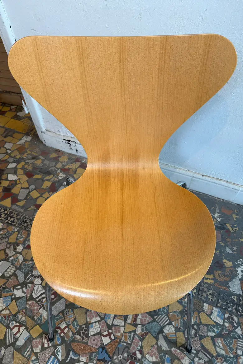 Chaises Fritz Hansen — design Arne Jacobsen