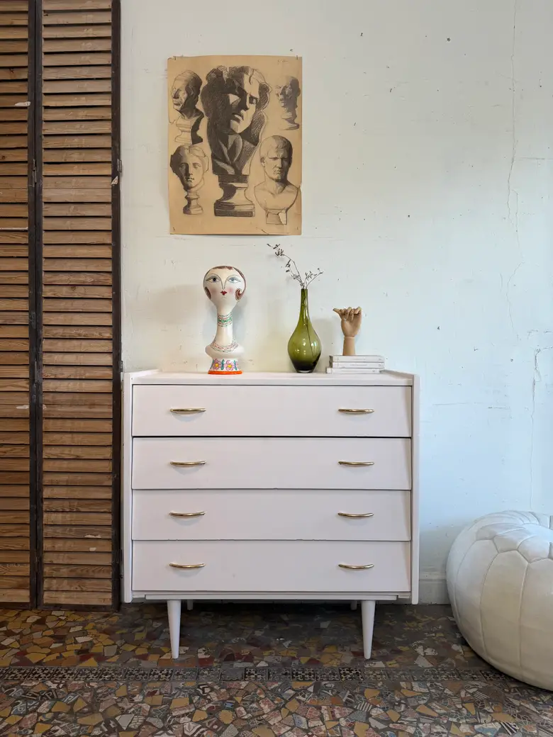 Commode vintage rose pâle — Commode vintage rose pâle