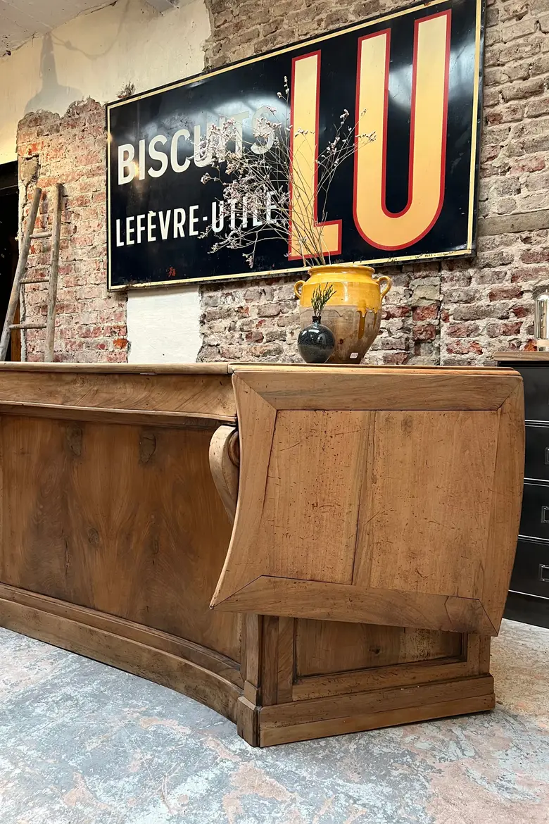 Comptoir de commerce arrondi en noyer Début XIXème