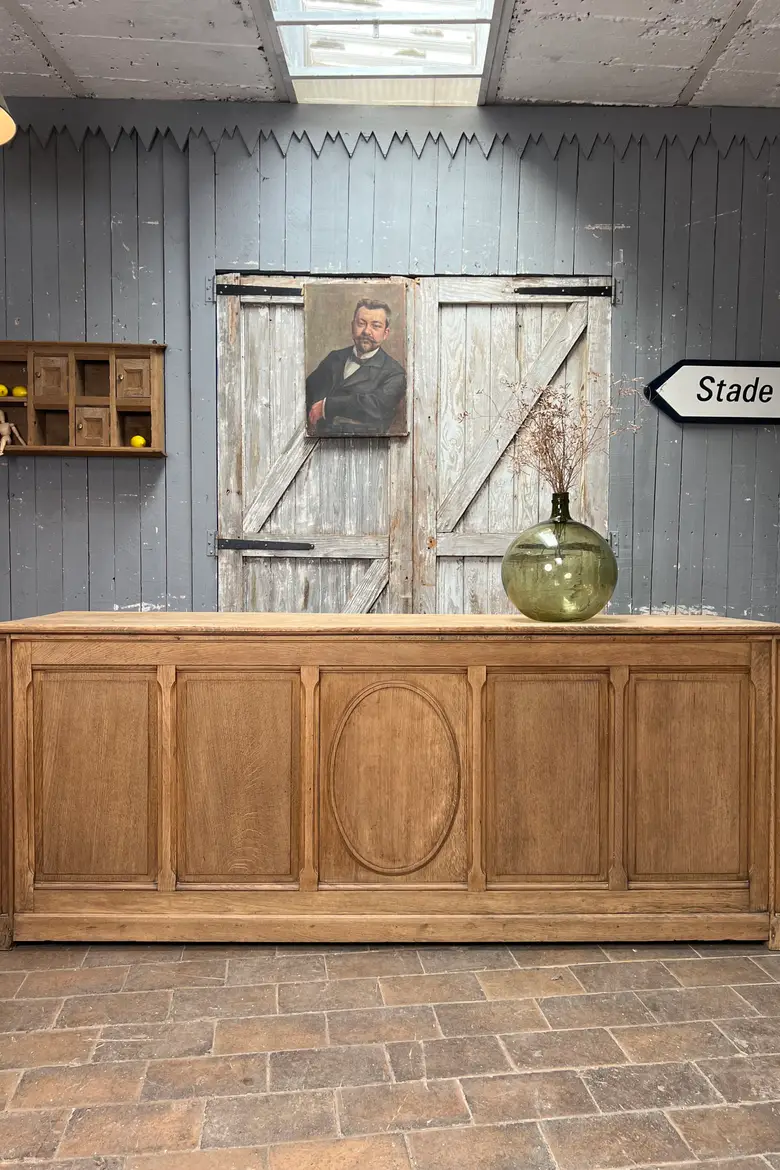 Comptoir en chêne avec médaillon