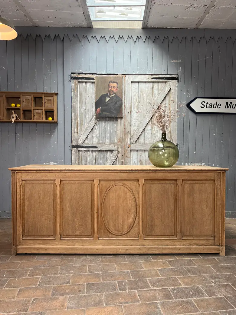 Comptoir en chêne avec médaillon