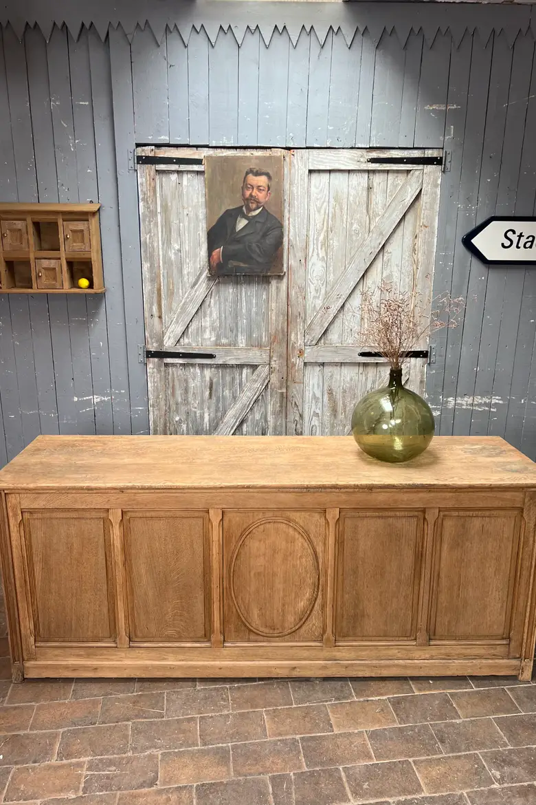 Comptoir en chêne avec médaillon