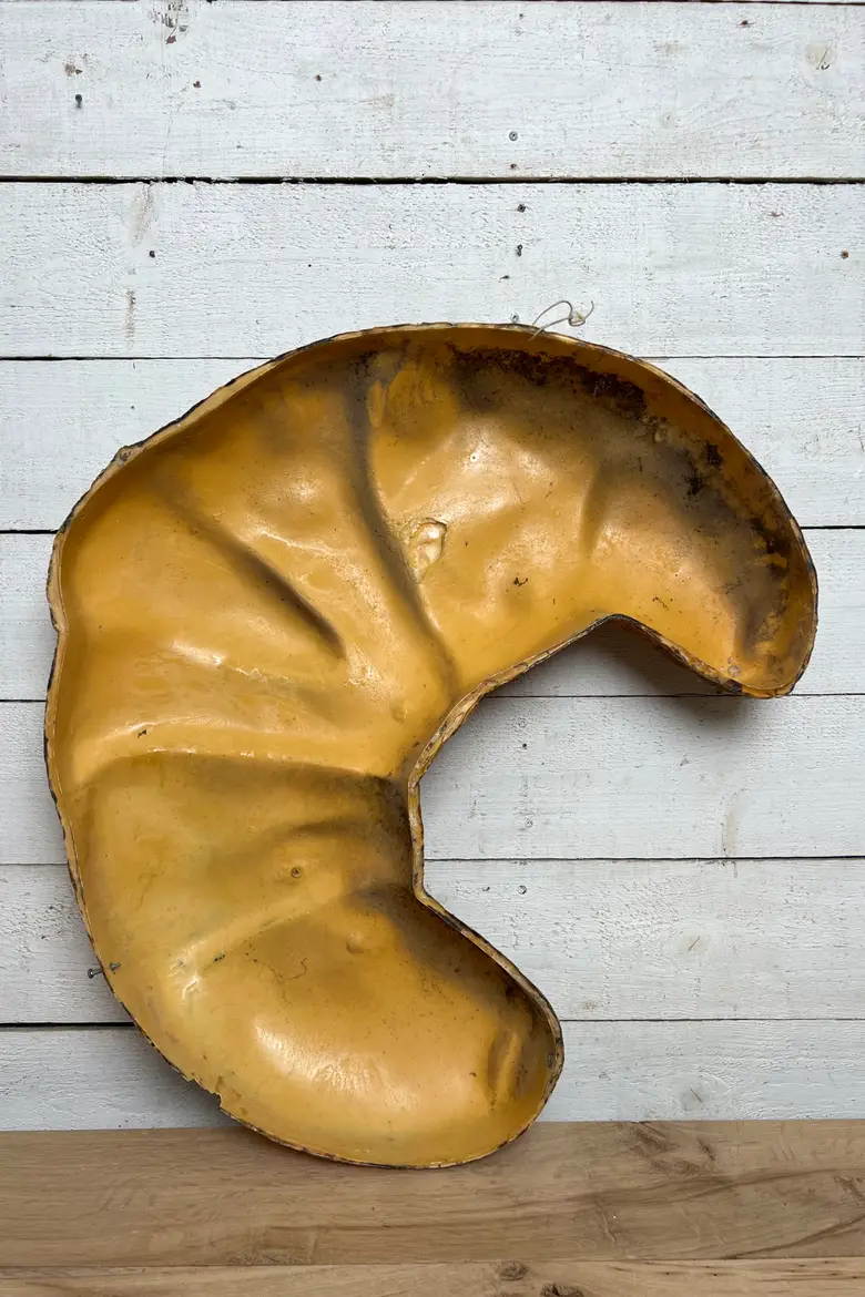 Croissant en résine années 50