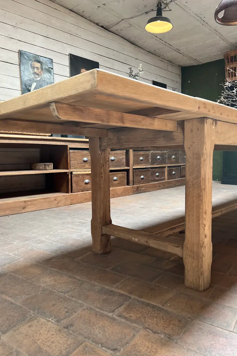 Grande table ancienne en chêne clair avec 2 rallonges