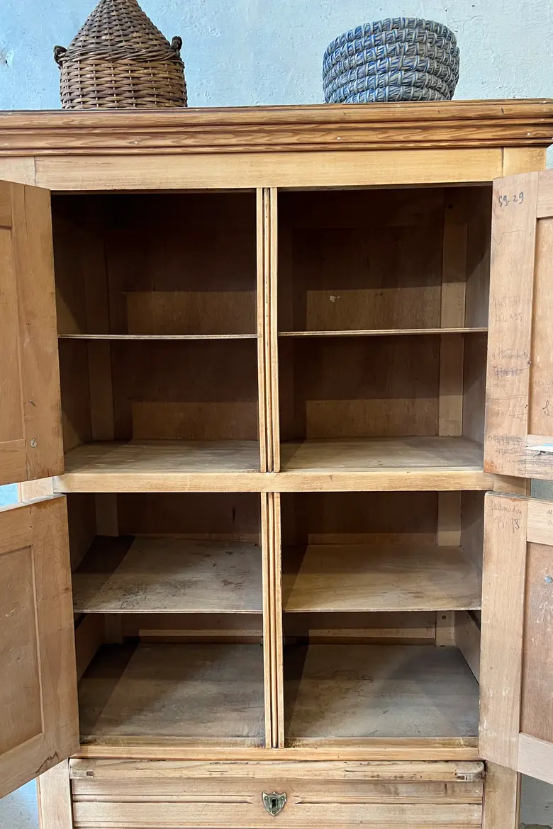Ancien meuble de pensionnat en peuplier Années 40