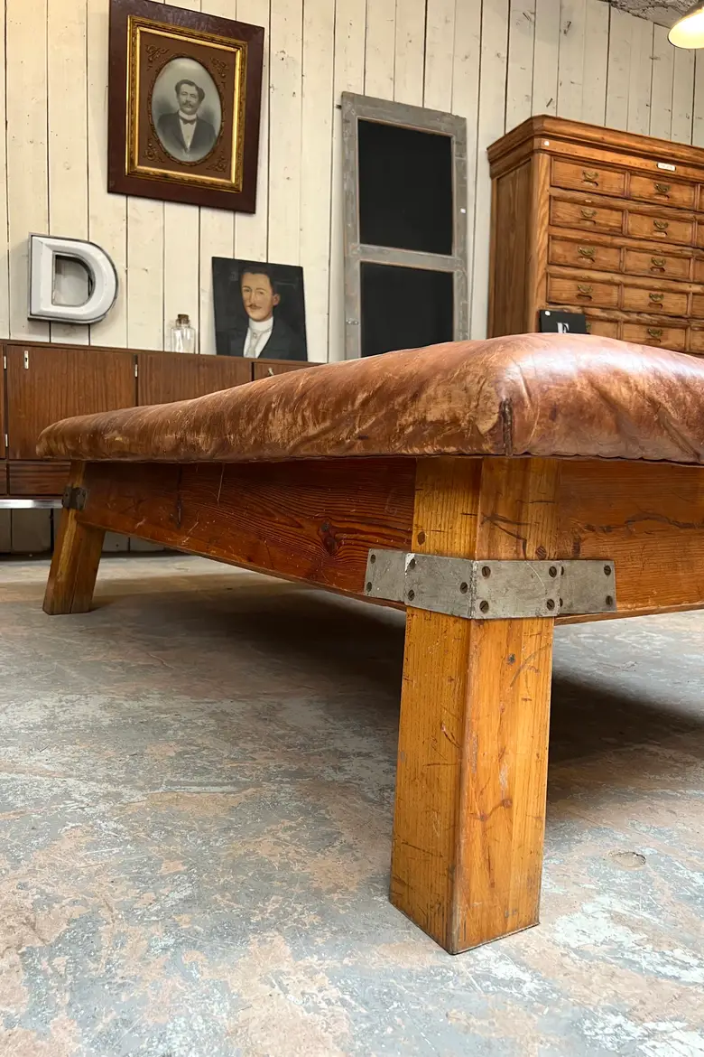 Ancien banc de sport en cuir vintage 1930