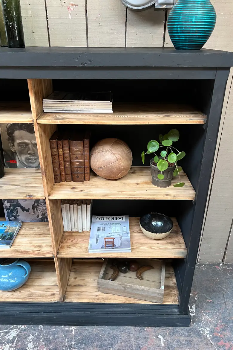 Bibliothèque ouverte en sapin Début XXème