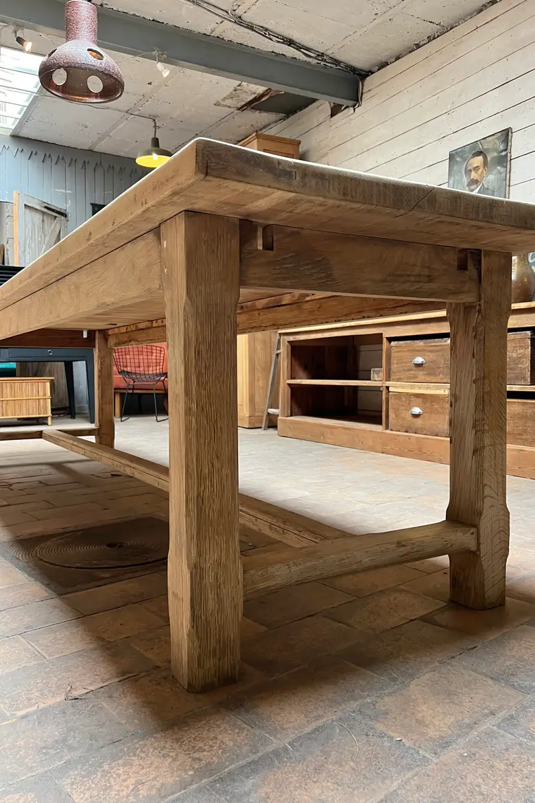 Grande table ancienne en chêne clair avec 2 rallonges