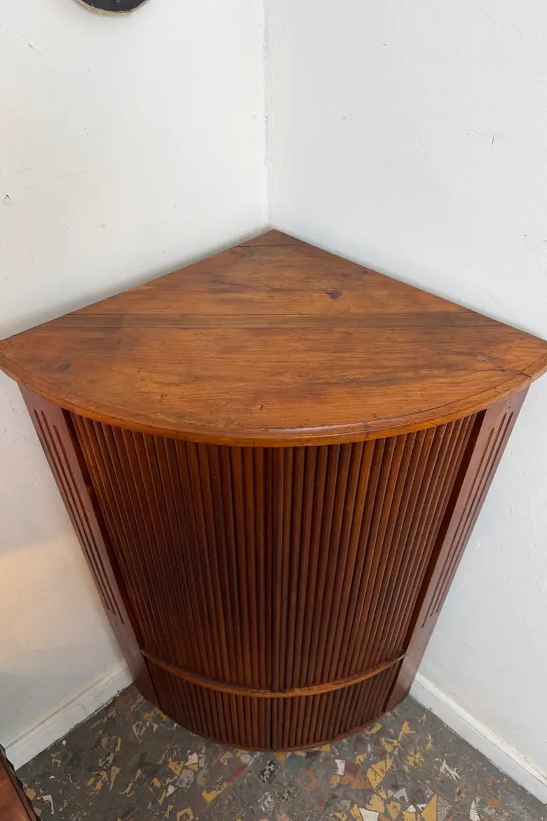 Encoignure de style Louis XVI en noyer