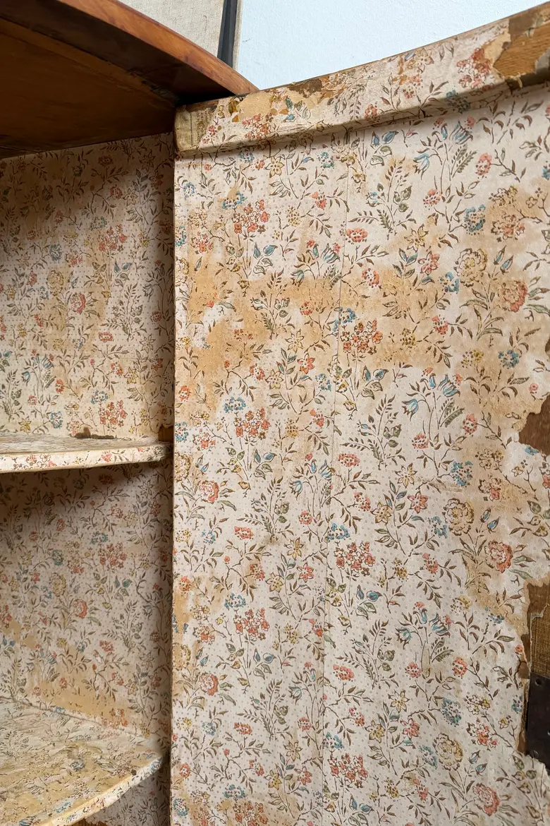 Encoignure de style Louis XVI en noyer