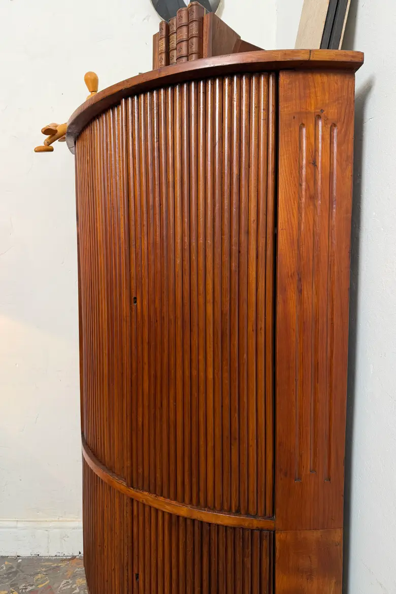 Encoignure de style Louis XVI en noyer