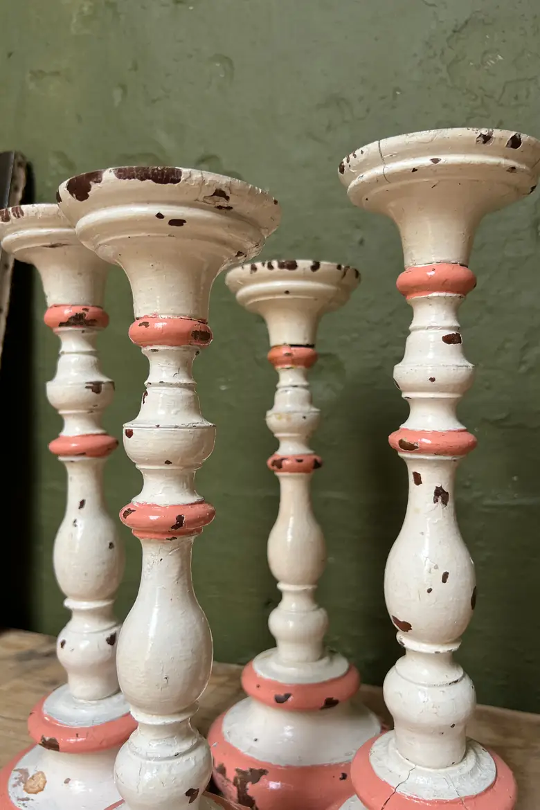 Ensemble de 4 bougeoirs en bois Début 20ème