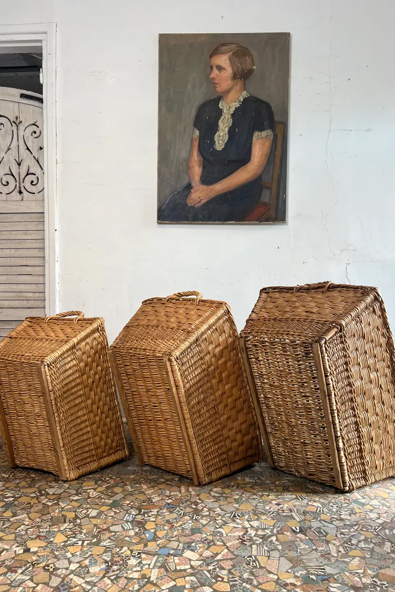 Ensemble de trois anciens paniers en osier tressé – Milieu du XXᵉ siècle