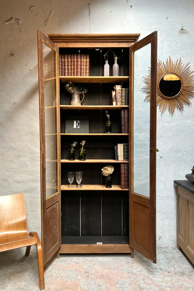 Étroite vitrine en chêne Deb XXème