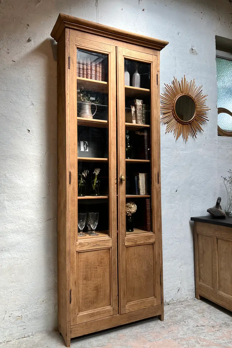 Étroite vitrine en chêne Deb XXème