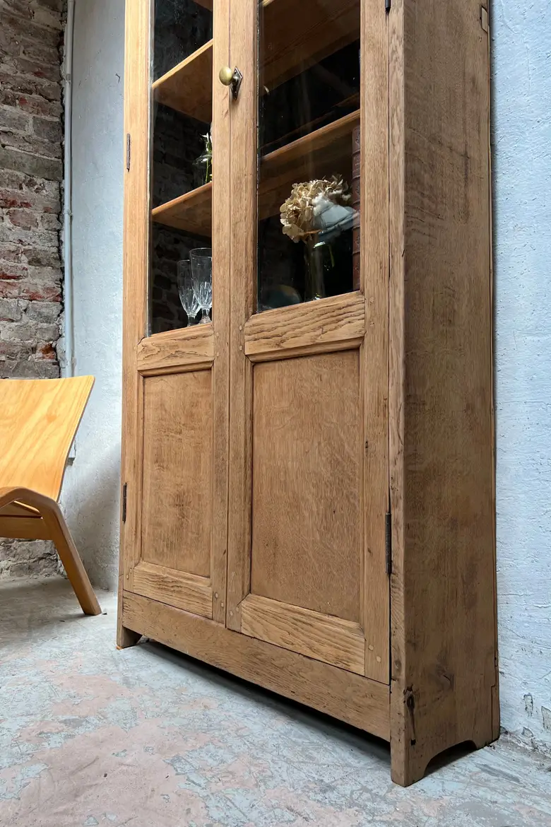 Étroite vitrine en chêne Deb XXème