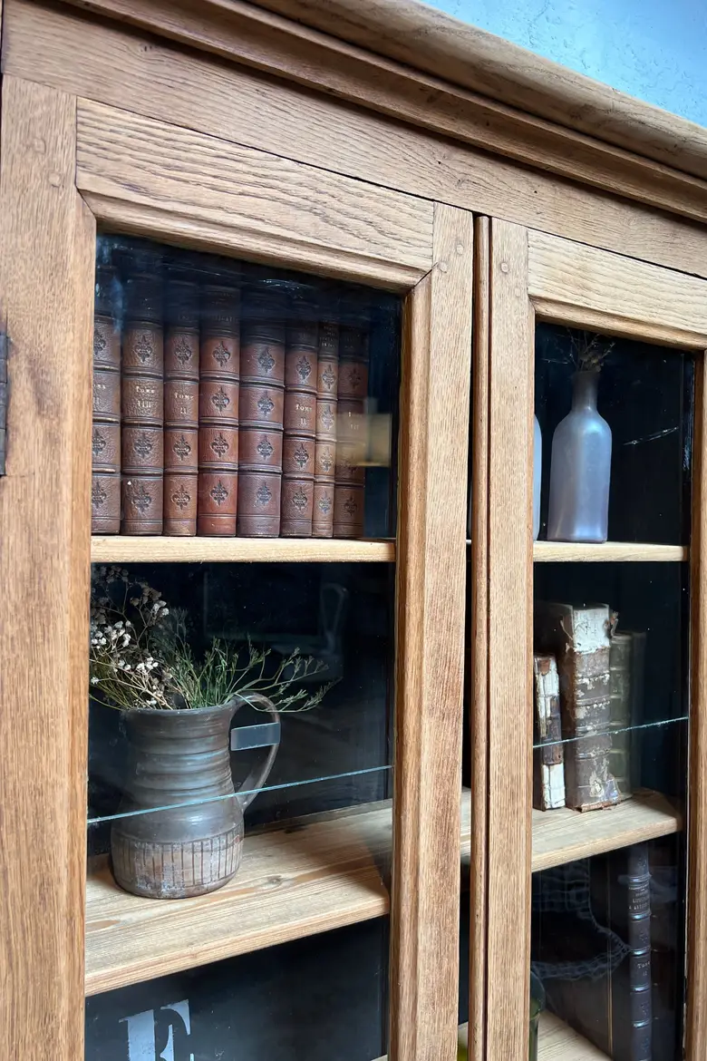 Étroite vitrine en chêne Deb XXème