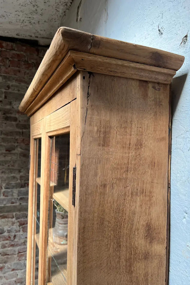 Étroite vitrine en chêne Deb XXème