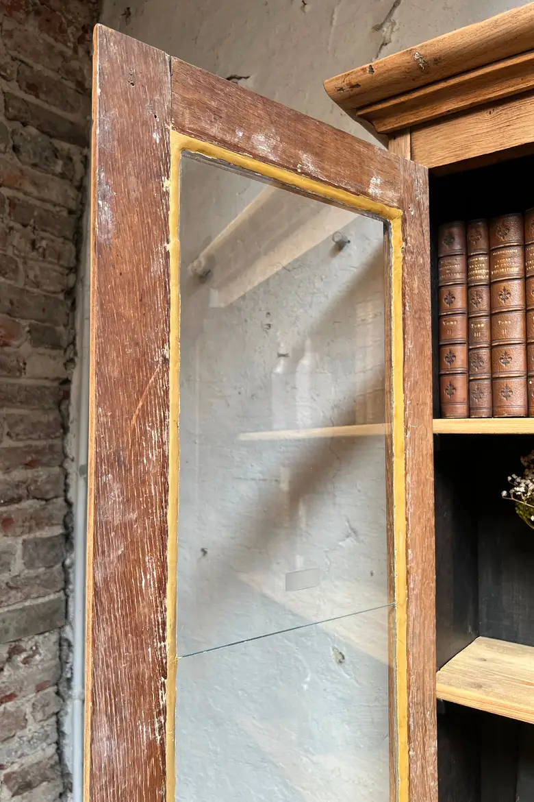 Étroite vitrine en chêne Deb XXème