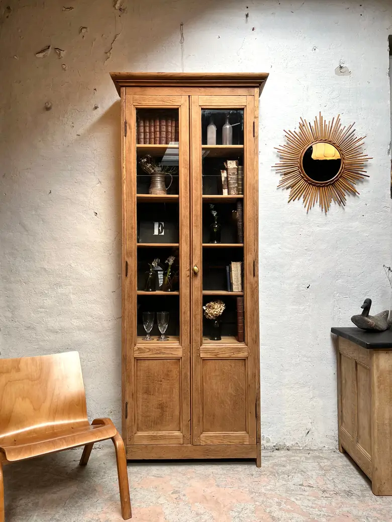 Étroite vitrine en chêne Deb XXème