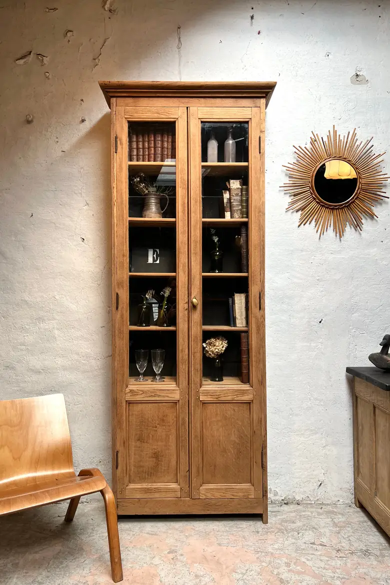 Étroite vitrine en chêne Deb XXème
