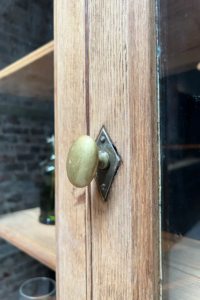 Étroite vitrine en chêne Deb XXème