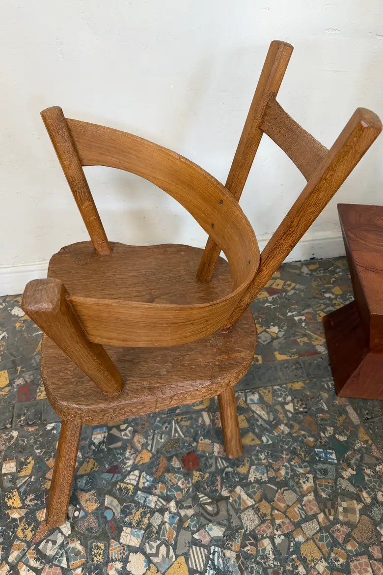 Fauteuil brutaliste en orme et chêne – années 50