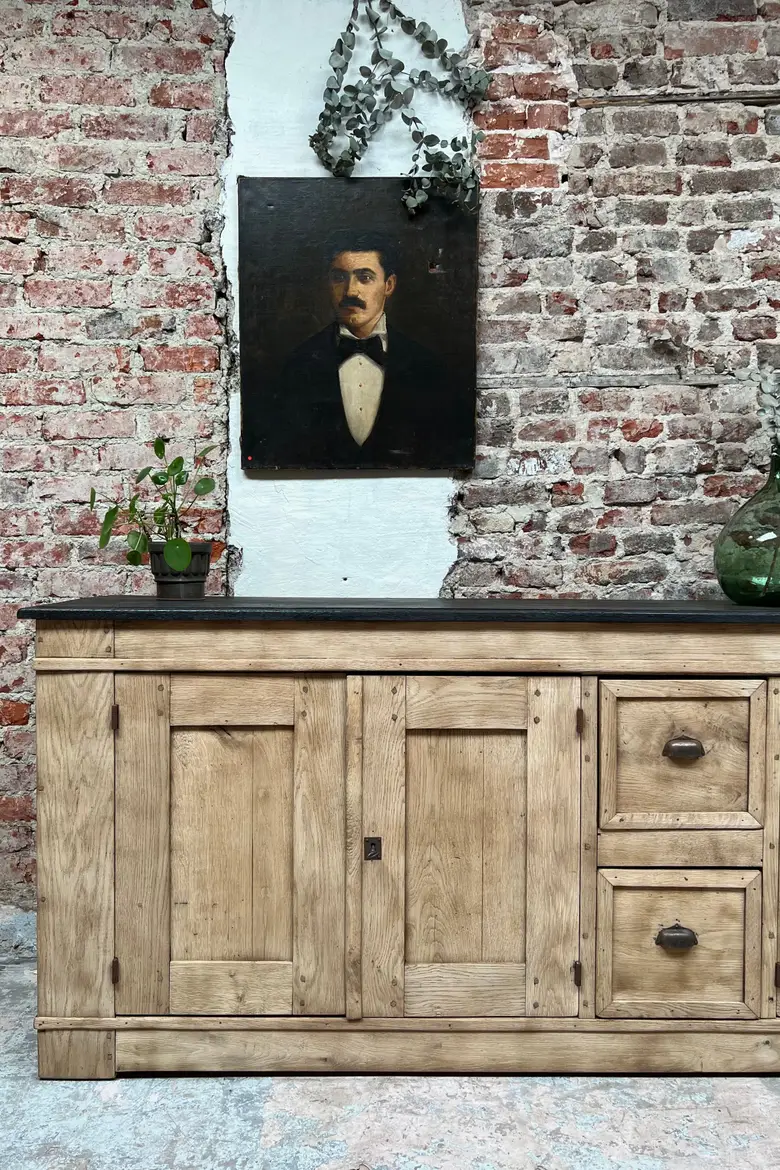 Grand buffet en chêne brut Début XXème