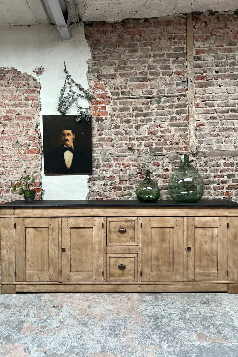 Grand buffet en chêne brut Début XXème