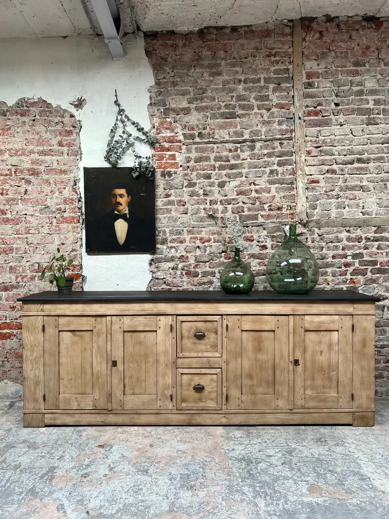 Grand buffet en chêne brut Début XXème