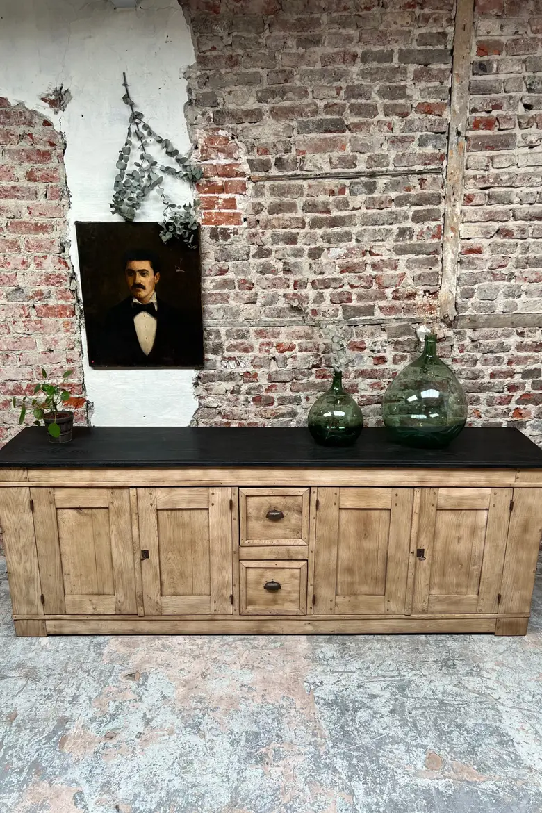 Grand buffet en chêne brut Début XXème