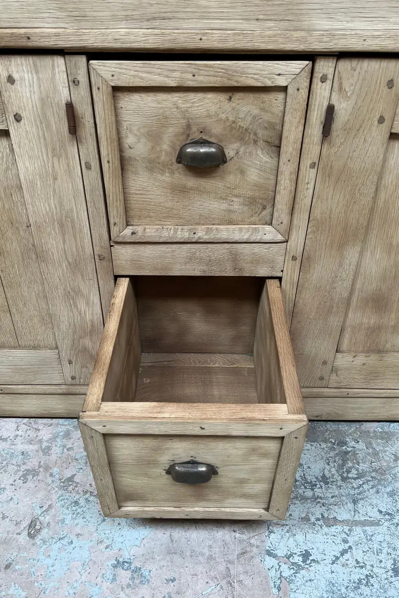 Grand buffet en chêne brut Début XXème