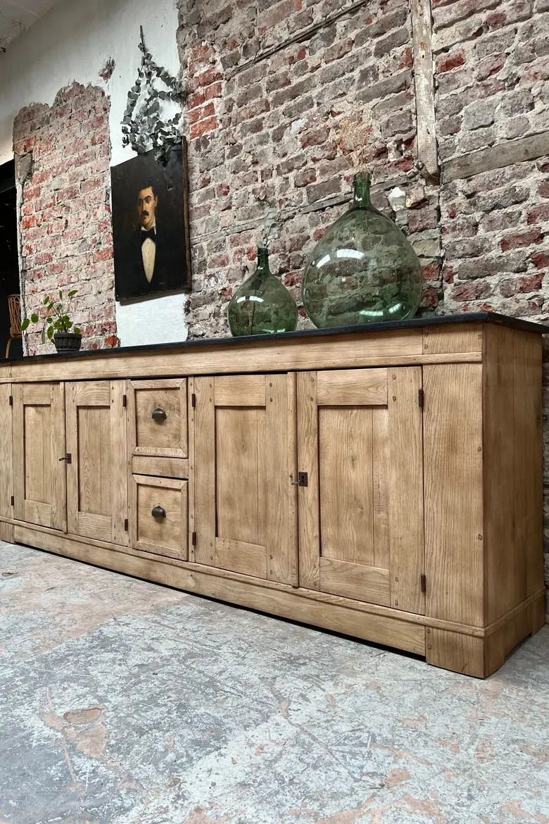 Grand buffet en chêne brut Début XXème