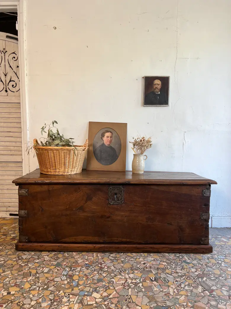 Grand coffre XVIIIe en châtaignier
