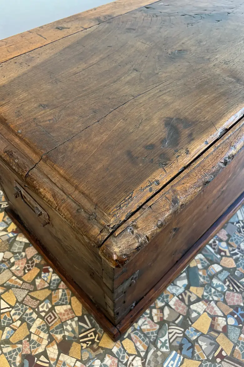 Grand coffre XVIIIe en châtaignier