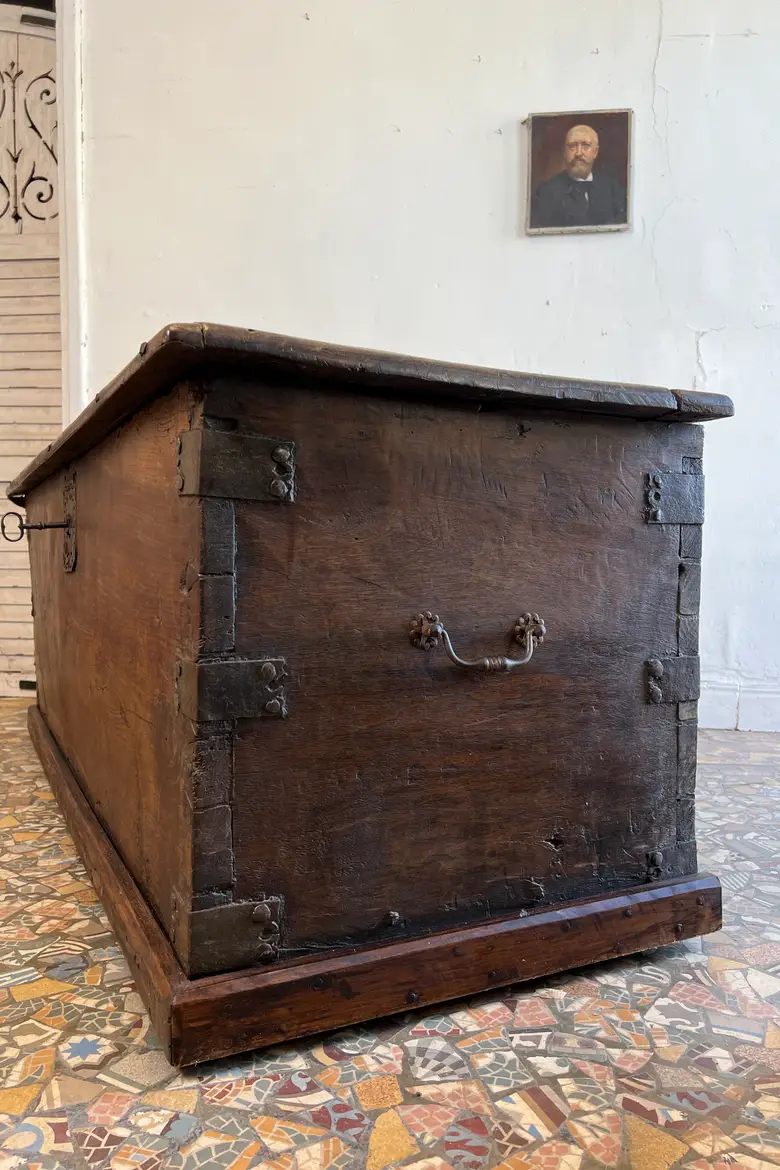 Grand coffre XVIIIe en châtaignier