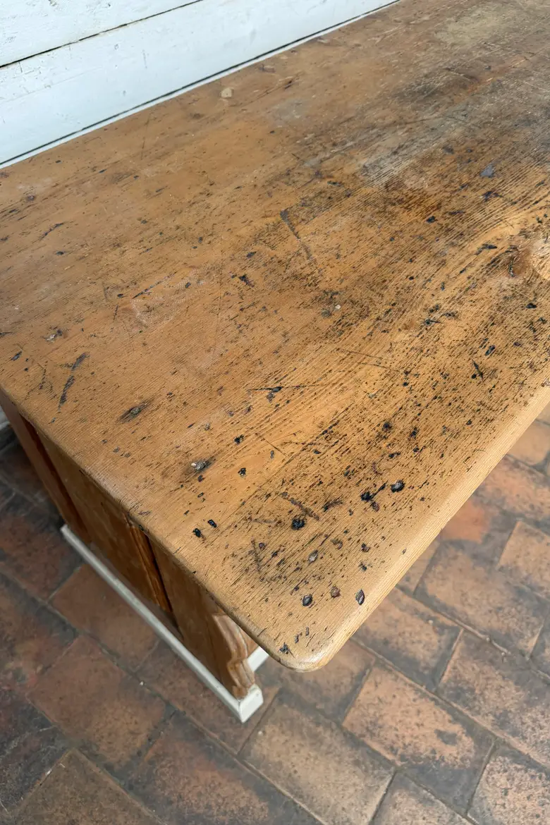 Grand comptoir de boutique en sapin – XIXe siècle
