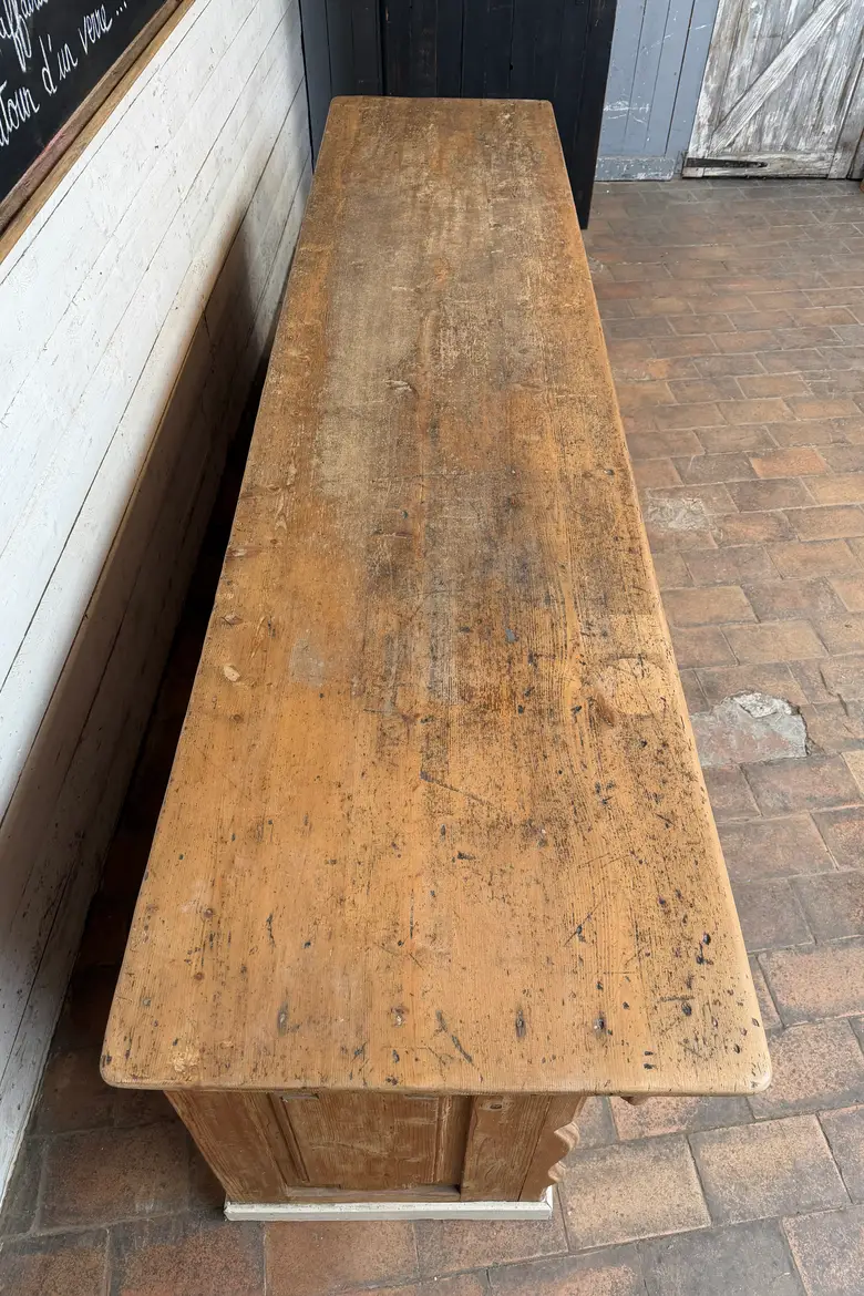 Grand comptoir de boutique en sapin – XIXe siècle
