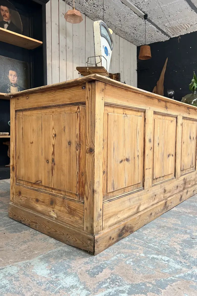 Grand comptoir de commerce en sapin