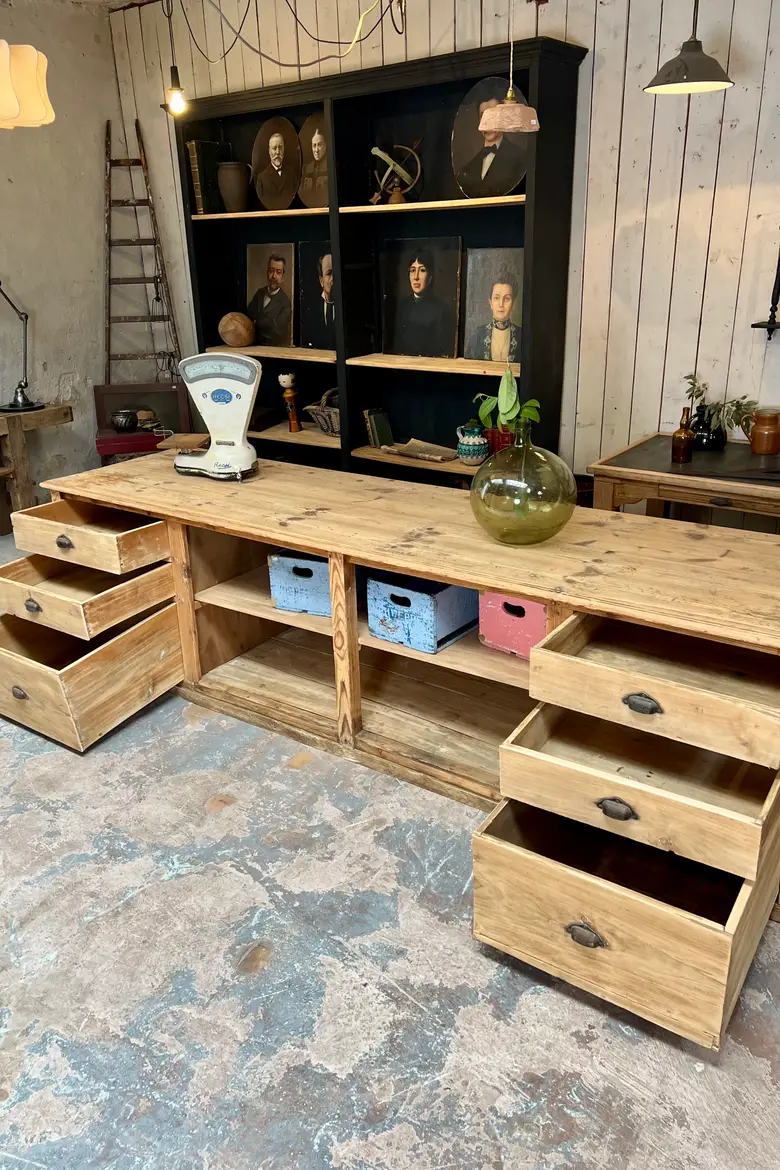 Grand comptoir de commerce en sapin