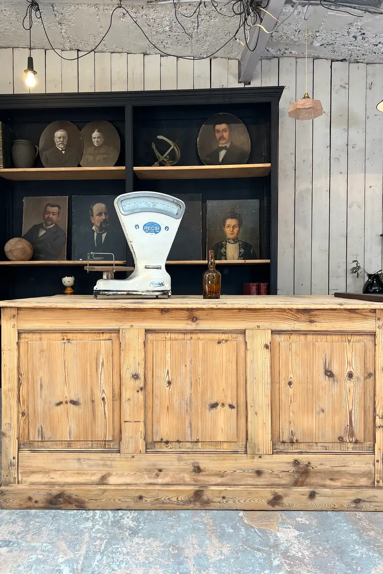 Grand comptoir de commerce en sapin