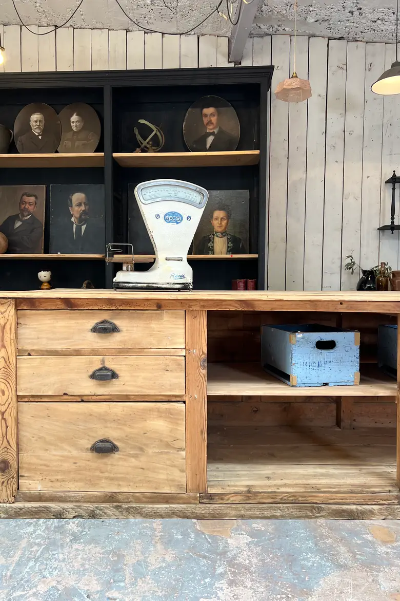 Grand comptoir de commerce en sapin