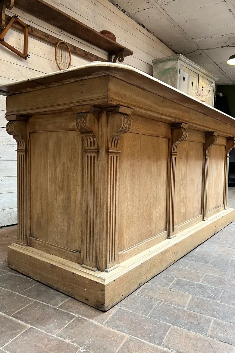 Grand comptoir d’hôtel en bois Début XXème