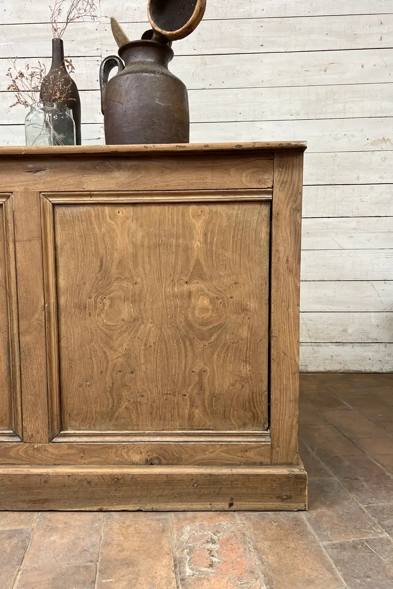Grand comptoir en châtaignier – Début XXe